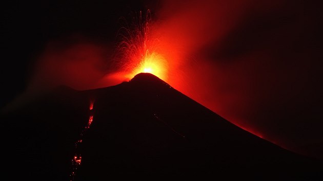 Etna v noci na ptek chrlila lvu do vky 150 metr. Po svitu u ze sopky stoupala jen nkolik set metr vysok oblaka popelu. (24. srpna 2018)