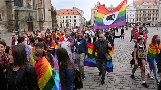 Druh ronk akce Pilsen Pride vyvrcholil v sobotu Duhovm prvodem z Mlnsk strouhy pes centrum msta k paprensk lvce (21. srpna 2018). 