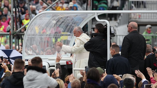 Pape Frantiek bhem sv dvoudenn nvtvy Irska (26. srpen 2018).
