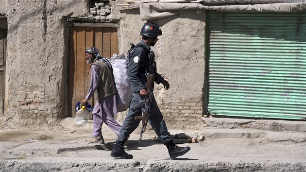 Afghnsk vojk hldkuje v oblasti krytu pslunk Tlibnu v afghnskm Kbulu, kte vyslali smrem k prezidentskmu sdlu nkolik raket. (21. srpna 2018)