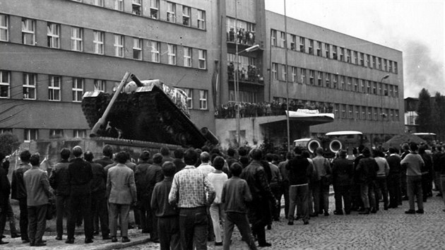Stren pamtnk tanku v Horsk ulici v Trutnov v srpnu 1968.