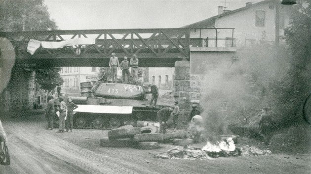 Barikda ze strenho pamtnku tanku a z pneumatik v Trutnov v srpnu 1968.