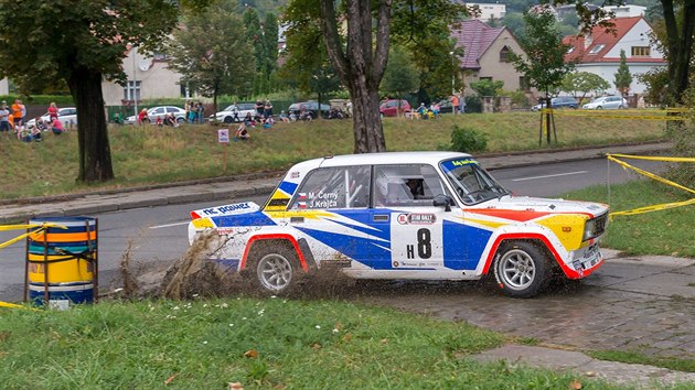 Divcky velmi atraktivn jsou i jzdy v kategorii Star Rally Historic.