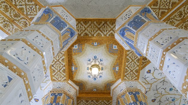 Hotel Imperial v Praze - keramickou vzdobu provedla podle nvrh profesora dekorativnho umn Jana Benee (ka J. Plenika) v roce 1914 rakovnick amotka.