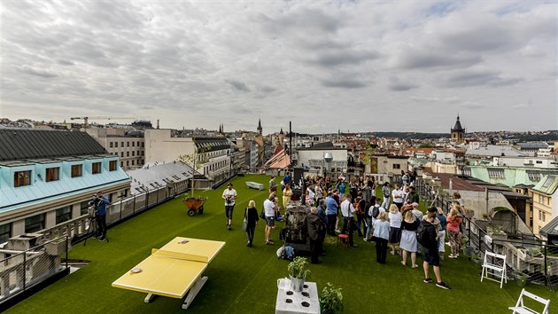 Jako na louce, střechu Paláce Lucerna zakryl umělý trávník. (28.08.2018)