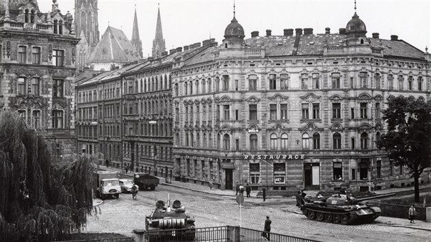 Snmek zachycujc v srpnu 1968 tank okupant na stri na dleitm most u znm olomouck restaurace Bristol. Vznam tto lokality podtrhuje tak fakt, e v tchto mstech na jae roku 1945 postavili nmet vojci barikdu, je mla Rud armd zkomplikovat osvobozen Olomouce.