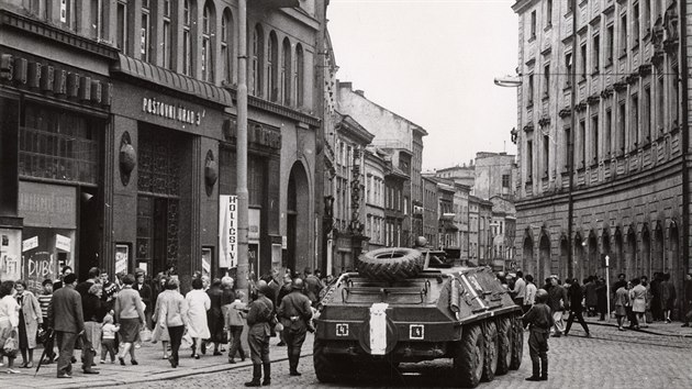 Vojensk technika se pi okupaci v srpnu 1968 objevila i pmo ve stedu Olomouce, transportr hldkoval u poty na tehdejm nmst Mru, dnenm Hornm nmst. Pozici osdka proti rozhoenm lidem hjila i stelbou do vzduchu.
