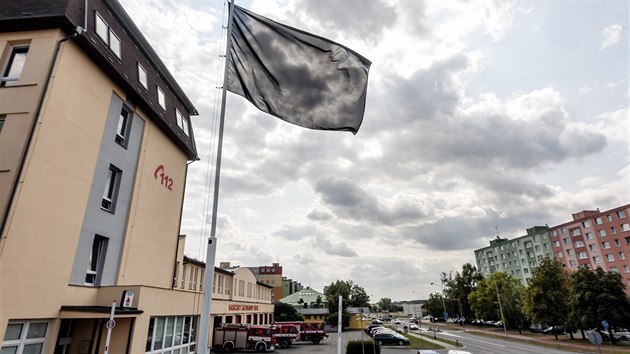 Hasiči z Olomouckého kraje (na snímku olomoucká hasičská stanice) drží smutek, černé vlajky připomínají smrt kolegy Jiřího Rýznara ze zábřežské stanice, který zahynul při nehodě cisterny jedoucí k zásahu. (29. 8. 2018)
