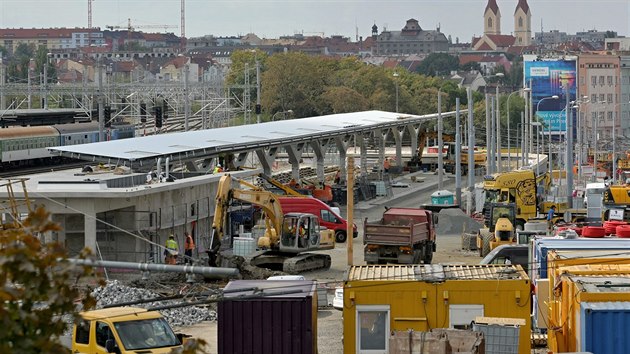 Nov terminl autobusovho ndra roste v tsnm sousedstv ndra elezninho v Plzni. Oteven bude zatkem prosince. (28. 8. 2018)