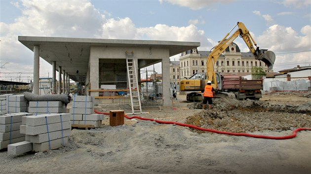 Nov terminl autobusovho ndra roste v tsnm sousedstv ndra elezninho v Plzni. Oteven bude zatkem prosince. (28. 8. 2018)