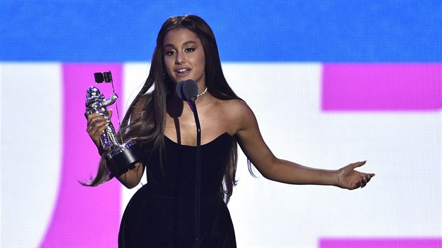 Ariana Grande na cench MTV Video Music Awards. Uspla s klipem k psni No Tears Left to Cry.