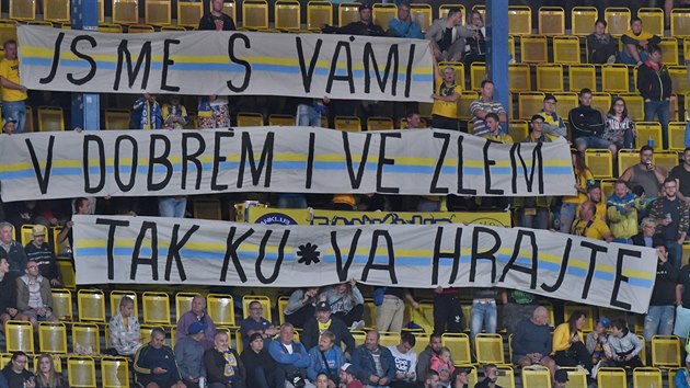 V DOBRÉM I VE ZLÉM. Tepličtí fanoušci během zápasu se Slavií roztáhli výmluvný transparent.