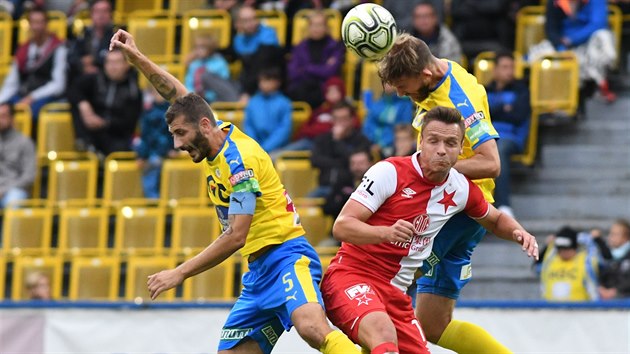Hlavičkový souboj ve složení (zleva): Admir Ljevakovič, Stanislav Tecl, Jan Hošek.