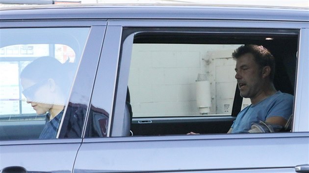 Ben Affleck na cest do lebny, kam ho odvezla Jennifer Garnerov (Los Angeles, 22. srpna 2018).