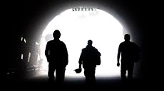 Dělníci vycházejí z tunelu prodlouženého metra A u budoucí stanice Petřiny. Dělníci vycházejí z tunelu prodlouženého metra A u budoucí stanice Petřiny.