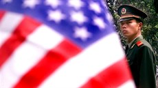 Čínský policista na stráži před americkou ambasádou v Pekingu (18. dubna 2001) Čínský policista na stráži před americkou ambasádou v Pekingu (18. dubna 2001)