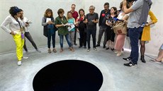 Anish Kapoor objasňuje návštěvníkům muzea v Portu smysl svého díla Descent into... Anish Kapoor objasňuje návštěvníkům muzea v Portu smysl svého díla Descent into...