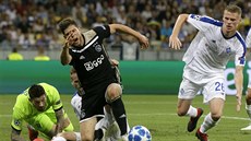 Klaas Jan Huntelaar z Ajaxu padá ve vápně Dynama Kyjev. Vpravo je Mykyta Burda Klaas Jan Huntelaar z Ajaxu padá ve vápně Dynama Kyjev. Vpravo je Mykyta Burda