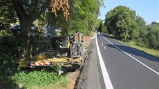 Místo dopravní nehody, kde řidič zapadl s osobákem a později i s bagrem. Místo dopravní nehody, kde řidič zapadl s osobákem a později i s bagrem.