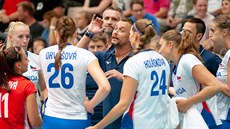 Kouč Zdeněk Pommer dává pokyny českým volejbalistkám. Kouč Zdeněk Pommer dává pokyny českým volejbalistkám.