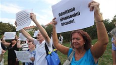 Doplnění sochy maršála Koněva o informační cedule doprovázely protesty. Doplnění sochy maršála Koněva o informační cedule doprovázely protesty.