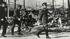 Japonský císař Hirohito v roce 1945. Japonský císař Hirohito v roce 1945.