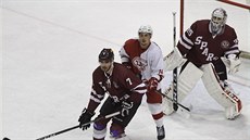 Steven Delisle ze Sparty (vlevo), Ondřej Panna ze Slavie a brankář Jakub Neužil... Steven Delisle ze Sparty (vlevo), Ondřej Panna ze Slavie a brankář Jakub Neužil...