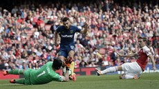 Brankář Arsenalu Petr Čech likviduje šanci Roberta Snodgrasse z West Hamu. Brankář Arsenalu Petr Čech likviduje šanci Roberta Snodgrasse z West Hamu.