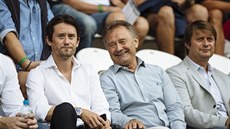 Tomáš Rosický (vlevo) sleduje utkání Bohemians se Spartou s otcem a bratrem... Tomáš Rosický (vlevo) sleduje utkání Bohemians se Spartou s otcem a bratrem...