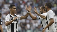 Cristiano Ronaldo slaví se spoluhráči z Juventusu gól v síti Lazia. Cristiano Ronaldo slaví se spoluhráči z Juventusu gól v síti Lazia.