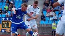 Varnsdorfský Petr Kodeš (v modrém) bojuje o míč s René Kropáčkem z Hradce... Varnsdorfský Petr Kodeš (v modrém) bojuje o míč s René Kropáčkem z Hradce...