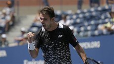 Stan Wawrinka slaví vítězný set proti Grigoru Dimitrovovi v prvním kole US Open. Stan Wawrinka slaví vítězný set proti Grigoru Dimitrovovi v prvním kole US Open.