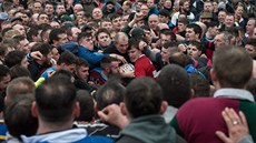 Středověkého fotbalu v Ashbourne se účastní stovky lidí, o míč se však vždy... Středověkého fotbalu v Ashbourne se účastní stovky lidí, o míč se však vždy...