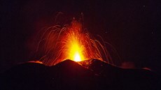 Etna v noci na pátek chrlila lávu do výšky 150 metrů. Po úsvitu už ze sopky... Etna v noci na pátek chrlila lávu do výšky 150 metrů. Po úsvitu už ze sopky...