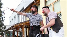Klauni. Z Jaroslava Vašuta se po nasazení červeného nosu rázem stává Bedřich... Klauni. Z Jaroslava Vašuta se po nasazení červeného nosu rázem stává Bedřich...