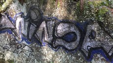Graffiti na jedné ze skal.