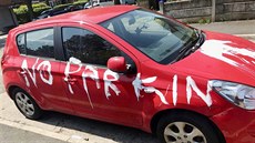 Neznámý vandal v květnu 2018 pomaloval dva automobily zaparkované v obytné... Neznámý vandal v květnu 2018 pomaloval dva automobily zaparkované v obytné...