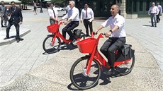 Starosta amerického města Providence Jorge Elorza (vpravo) zkouší jedno z... Starosta amerického města Providence Jorge Elorza (vpravo) zkouší jedno z...