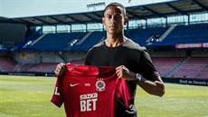 NOVÁ POSILA. Golgol Mebrahtu s dresem fotbalové Sparty, kam zamířil jako volný... NOVÁ POSILA. Golgol Mebrahtu s dresem fotbalové Sparty, kam zamířil jako volný...