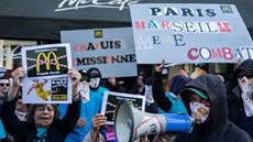 Protestující před pobočkou McDonald´s v Marseille. Protestující před pobočkou McDonald´s v Marseille.