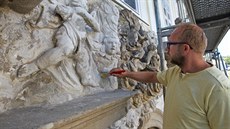 Restaurátor Tomáš Skalík čistí fragmenty unikátního portálu Knurrova paláce ve... Restaurátor Tomáš Skalík čistí fragmenty unikátního portálu Knurrova paláce ve...