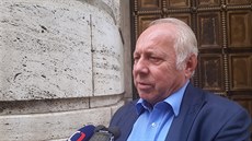 Předseda Asociace samostatných odborů Bohumír Dufek po jednání s ministryní... Předseda Asociace samostatných odborů Bohumír Dufek po jednání s ministryní...