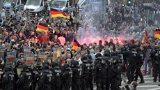 V Chemnitzu nedaleko eských hranic tisíce lidí protestují kvli nedlnímu...
