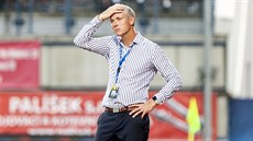 Olomoucký trenér Václav Jílek se drží za hlavu během utkání s Ostravou. Olomoucký trenér Václav Jílek se drží za hlavu během utkání s Ostravou.