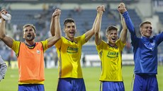 Radost zlínských fotbalistů po vítězství na Slovácku. Radost zlínských fotbalistů po vítězství na Slovácku.