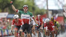 Elia Viviani slaví vítězství na Vueltě. Elia Viviani slaví vítězství na Vueltě.