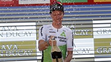 Ben King slaví největší triumf své kariéry - vítězství na Vueltě. Ben King slaví největší triumf své kariéry - vítězství na Vueltě.