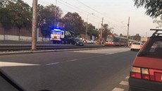 U modřanské zastávky Čechova čtvrť se samovolně rozjelo osobní auto a zastavilo... U modřanské zastávky Čechova čtvrť se samovolně rozjelo osobní auto a zastavilo...