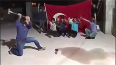 Turci ničí svoje iPhony kladivem Turci ničí svoje iPhony kladivem