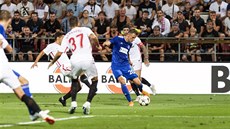 Šimon Falta z Olomouce (v modrém) se snaží ohrozit obranu Sevilly. Šimon Falta z Olomouce (v modrém) se snaží ohrozit obranu Sevilly.